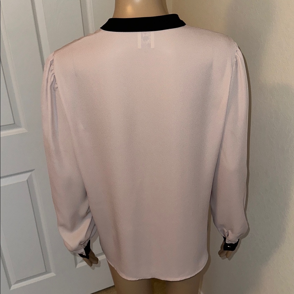 Elegant ANNE KLEIN Women's Blouse with Black Trim Size Medium. - Picture 3 of 16